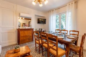 una sala da pranzo con tavolo e sedie di La Couture - Campagne Normande - Proximité Pont-Audemer a Saint-Mards-de-Blacarville