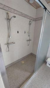 Koupelna v ubytování Spacious three room apartment with a large kitchen and bathroom