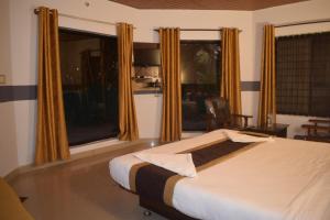 Un pat sau paturi într-o cameră la Coorg Anekadu resort