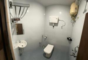 un piccolo bagno con un water e un lavandino di SUDHAKAR DORMITORYs a Panaji