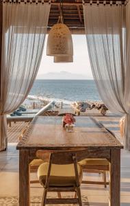 mesa de comedor con vistas al océano en Dolce Vita Nusa Penida, en Nusa Penida