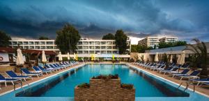 Bazén v ubytování Hotel Dorna nebo v jeho okolí