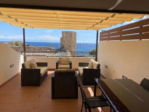 Zimmer mit Stühlen, Tischen und einem großen Fenster in der Unterkunft Circus House, TarracoHomes in Tarragona