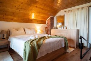 Postel nebo postele na pokoji v ubytování Kraljeva Kruna - kuća za odmor + 69 fotografií
