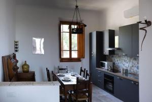 a kitchen with a table and a dining room at Un passo dalle torri in San Gimignano