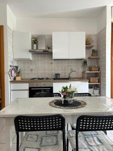 A kitchen or kitchenette at Casa Silvia - Accogliente appartamento a 5 minuti dalla stazione di Pescara Portanuova