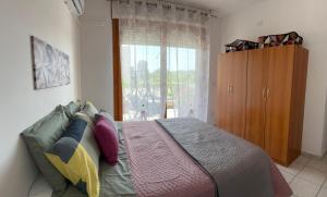 A bed or beds in a room at Casa Silvia - Accogliente appartamento a 5 minuti dalla stazione di Pescara Portanuova