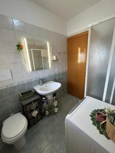 A bathroom at Casa Silvia - Accogliente appartamento a 5 minuti dalla stazione di Pescara Portanuova