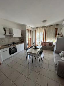A kitchen or kitchenette at Casa Silvia - Accogliente appartamento a 5 minuti dalla stazione di Pescara Portanuova