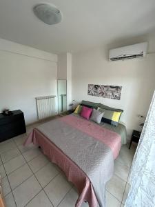 A bed or beds in a room at Casa Silvia - Accogliente appartamento a 5 minuti dalla stazione di Pescara Portanuova