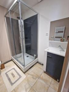 Petit Chalet في سانت كونتان: حمام مع دش زجاجي ومغسلة