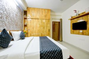 Et tv og/eller underholdning på Marina Heritage & Home Near Artemis Hospital