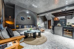 Una sala de estar con un sofá y una chimenea. en Rolling hills, en Puli