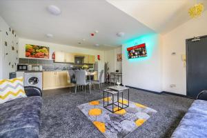 a living room with a couch and a kitchen at -F5GH- For relaxed & Cosy stay, Free Parking, WiFi in Leeds +32 photos