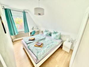 een slaapkamer met een bed met twee handdoeken erop bij Lust auf Meer - Ferienwohnung in Cuxhaven