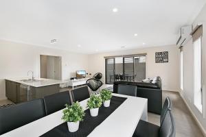 uma sala de estar com uma mesa com plantas em Palm Grove Beach House Dromana em Dromana