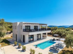 梅加尼西岛Villa Nadine的带泳池的别墅的鸟瞰图