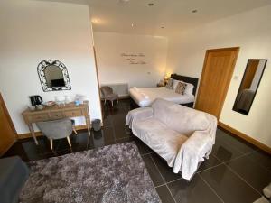 una stanza con un letto, un divano e una scrivania di The Old Mill Rooms a Yarm