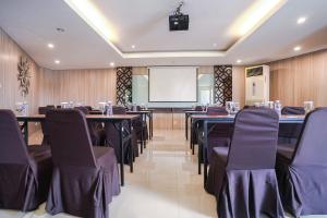 Zona business o sala conferenze di PYRENEES Malioboro Hotel