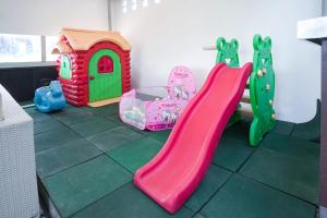 una sala giochi con scivolo e una casetta per i giochi di PYRENEES Malioboro Hotel a Yogyakarta