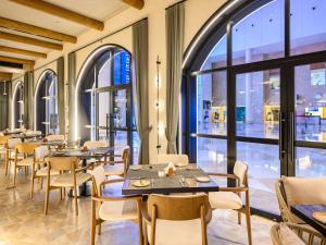 Um restaurante ou outro lugar para comer em Ibis World Trade Centre