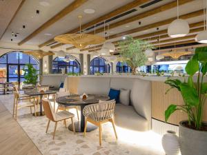 um restaurante com mesas e cadeiras e um bar em Ibis World Trade Centre no Dubai