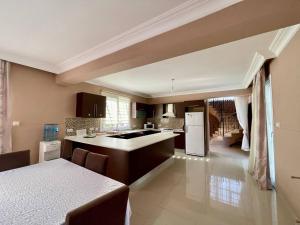 una cocina con fregadero y encimera en Villa Daria, en Kyrenia