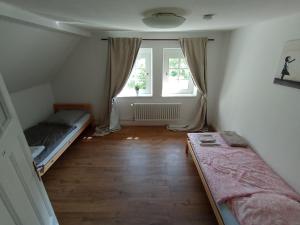 Postel nebo postele na pokoji v ubytování Refugium Klosterhaus Nettersheim