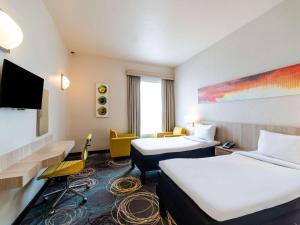 Postel nebo postele na pokoji v ubytování Ibis Styles Dragon Mart Dubai