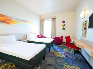 Postel nebo postele na pokoji v ubytování Ibis Styles Dragon Mart Dubai