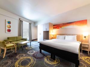 Postel nebo postele na pokoji v ubytování Ibis Styles Dragon Mart Dubai + 37 fotografií