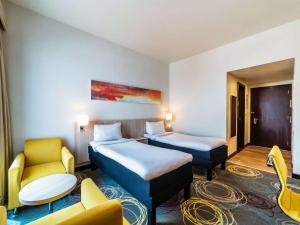 Postel nebo postele na pokoji v ubytování Ibis Styles Dragon Mart Dubai