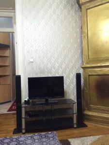 En tv och/eller ett underhållningssystem på Apartment Na Magomayeva 29