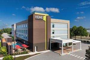 克莱蒙Home2 Suites By Hilton Clermont的带有读书标志的酒店大楼