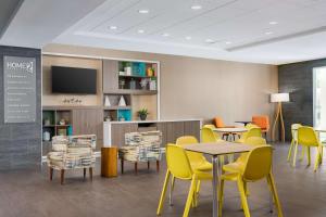 Home2 Suites By Hilton Clermont的电视和/或娱乐中心