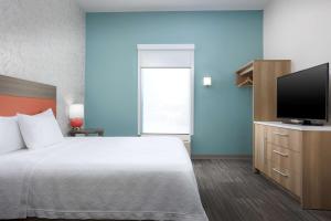 Home2 Suites By Hilton Clermont客房内的一张或多张床位