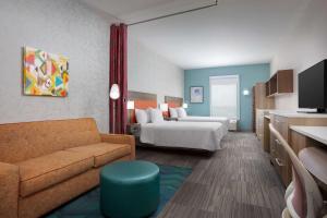 克莱蒙Home2 Suites By Hilton Clermont的配有床和沙发的酒店房间