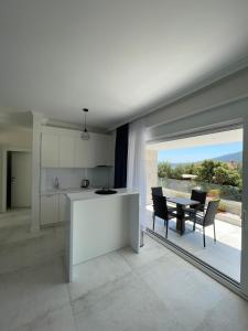 a kitchen and dining room with a table and chairs at Villa Le Grand Bleu in Ðenovići