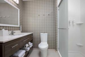 Home2 Suites By Hilton Clermont的一间浴室