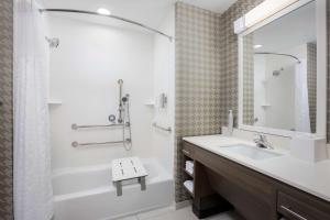 Home2 Suites By Hilton Clermont的一间浴室