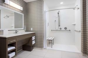 克莱蒙Home2 Suites By Hilton Clermont的带水槽和淋浴的浴室