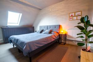 una camera da letto con un letto e una pianta in vaso di beApart a Ypres