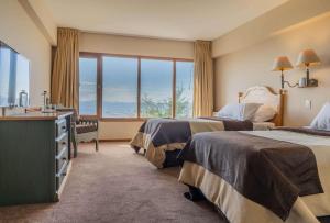 Cama ou camas em um quarto em Wyndham Garden Ushuaia Hotel del Glaciar