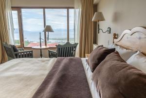 Cama ou camas em um quarto em Wyndham Garden Ushuaia Hotel del Glaciar