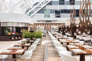 מסעדה או מקום אחר לאכול בו ב-Hyatt Regency Oryx Doha