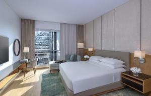 מיטה או מיטות בחדר ב-Hyatt Regency Oryx Doha