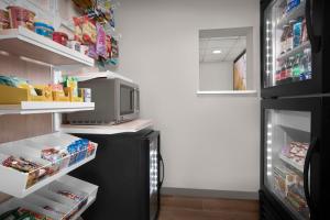 サンアントニオにあるコンフォート イン ＆ スイーツ サン アントニオ エアポートのキッチン(オープン冷蔵庫、食品付)