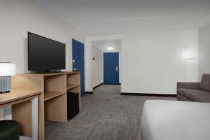 Телевизор и/или развлекательный центр в Spark By Hilton San Antonio Airport