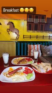 un tavolo con tre piatti di cibo sopra di Hostel Chilli a Tirana Altre 37 foto