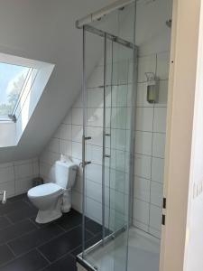 Koupelna v ubytování Hotel Pirol + 37 fotografií
